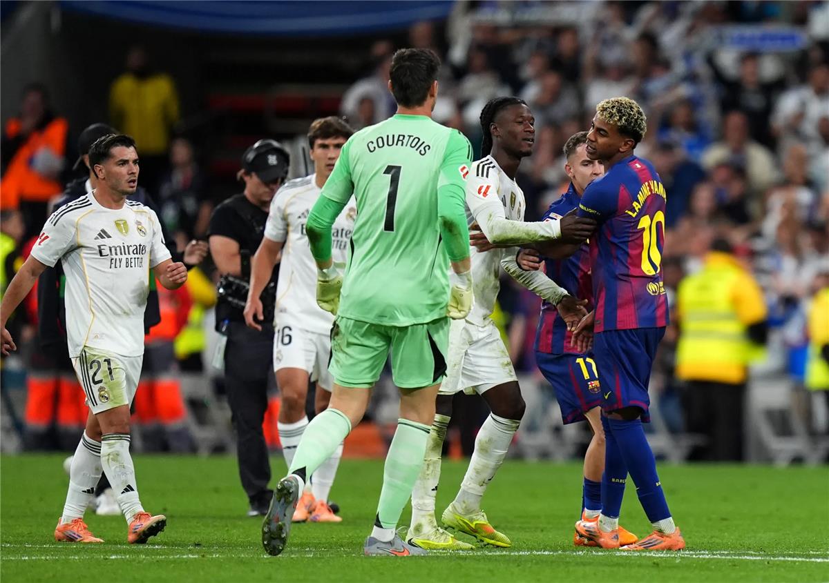 فيديو | "تتحدث كثيرًا".. لاعب ريال مدريد يوبخ لامين يامال بعد خسارة برشلونة