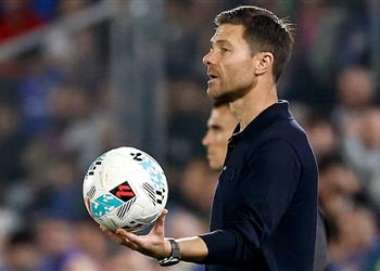 بعد مشادات الكلاسيكو تشابي ألونسو يتجاهل غضب فينيسيوس ويدافع عن تصرفات لاعبيه ضد يامال