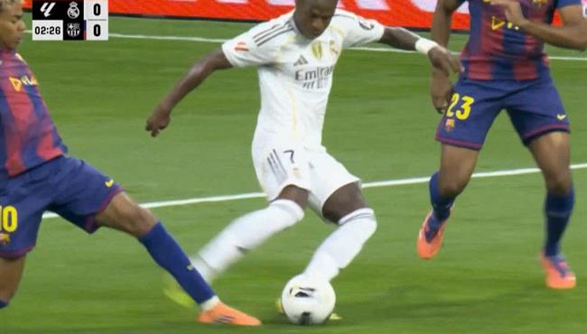 قرار تحكيمي مثير للجدل في مباراة الكلاسيكو بالدوري الاسباني