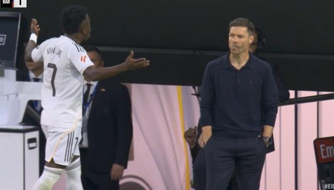 رد فعل فينيسيوس الغاضب بعد تبديله في مباراة ريال مدريد وبرشلونة