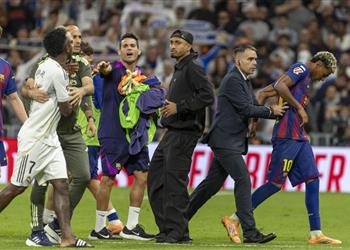 واقعة غريبة بين فينيسيوس والحكم الرابع في مباراة الكلاسيكو أمام برشلونة