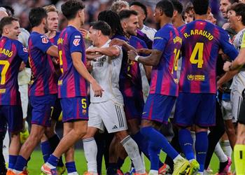 موندو تكشف عن تصرف غريب من لاعبي برشلونة في الوقت القاتل أمام ريال مدريد