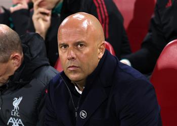 سلوت يتخذ قرار ا مفاجئ ا قبل مباراة ليفربول وكريستال بالاس في كأس كاراباو