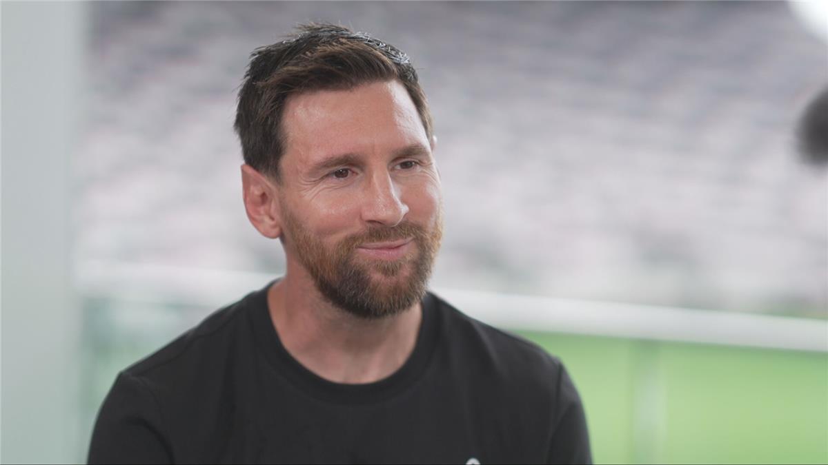 ميسي يكشف عن "اللاعب الأعظم" في تاريخ كرة القدم ويبتسم بخجل