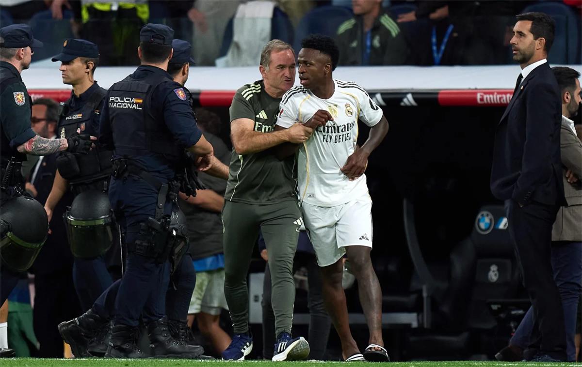 ريال مدريد يتحرك لإنهاء أزمة ألونسو وفينيسيوس بعد توتر الكلاسيكو