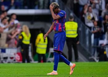 لاعب برشلونة السابق مدافع ا عن لامين يامال ركزوا معه في أرض الملعب