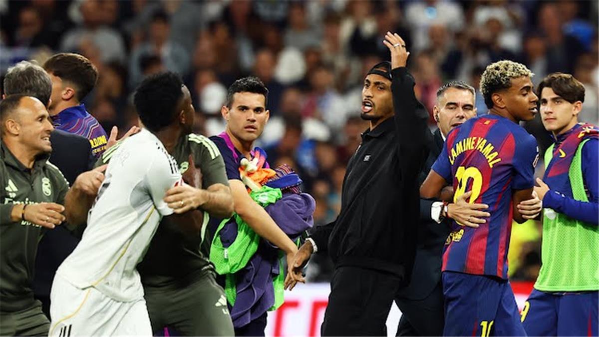 خلاف بين لاعبي برشلونة وريال مدريد