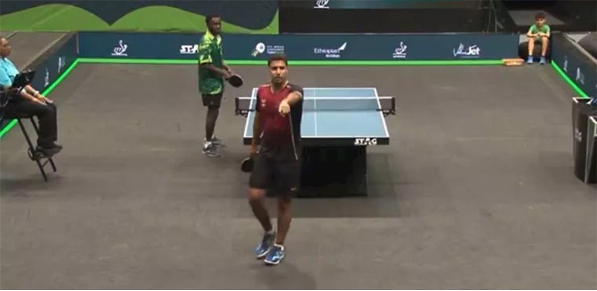 عمر عصر خلال المشادة مع زميله محمود أشرف في بطولة إفريقيا لتنس الطاولة