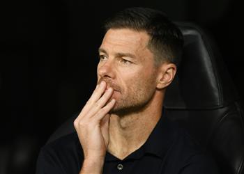 يقلد جوارديولا وهو مجرد تشابي غضب وسخرية في غرفة ملابس ريال مدريد بسبب ألونسو