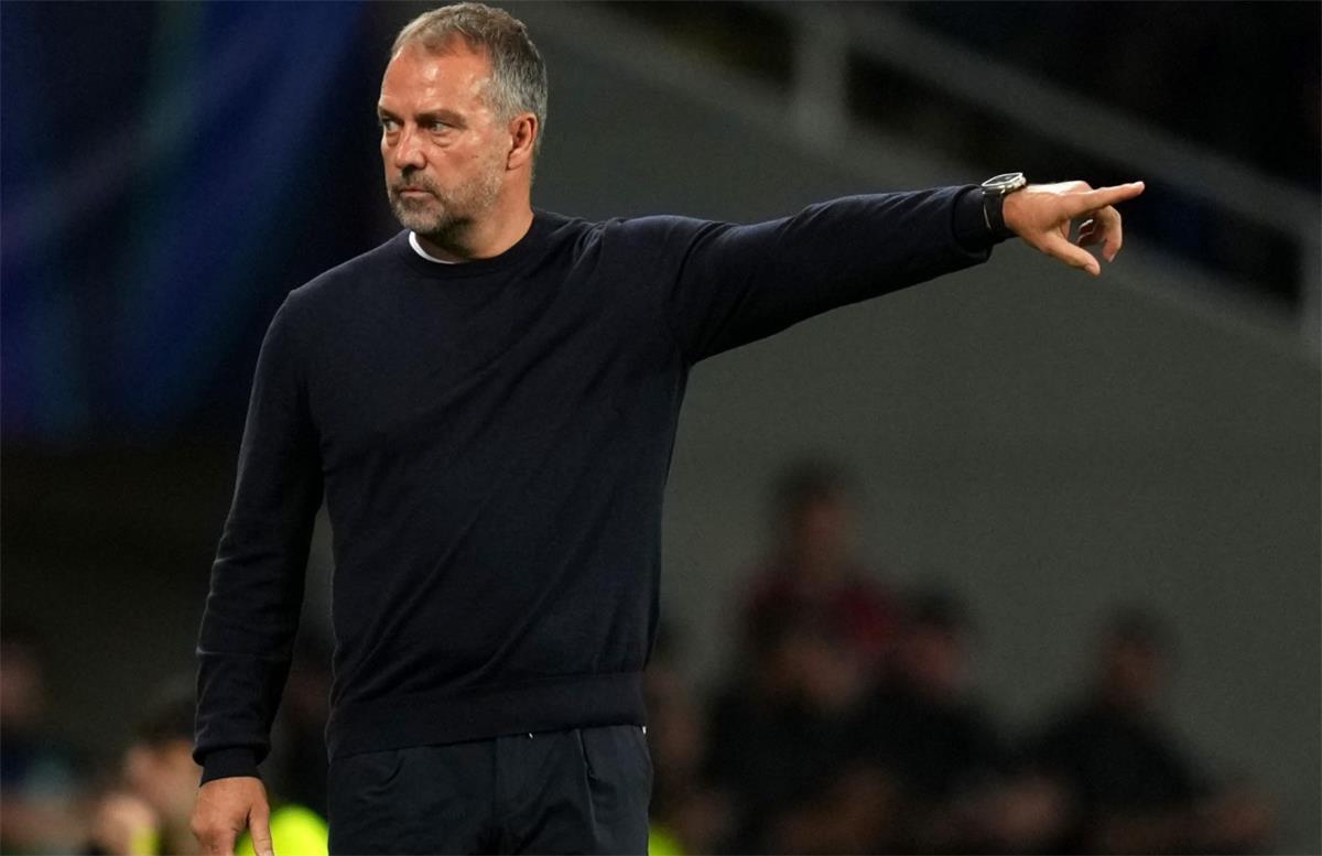 برشلونة يلاحق سكوت ماكتومناي من نابولي وسط اهتمام توتنهام ونيوكاسل