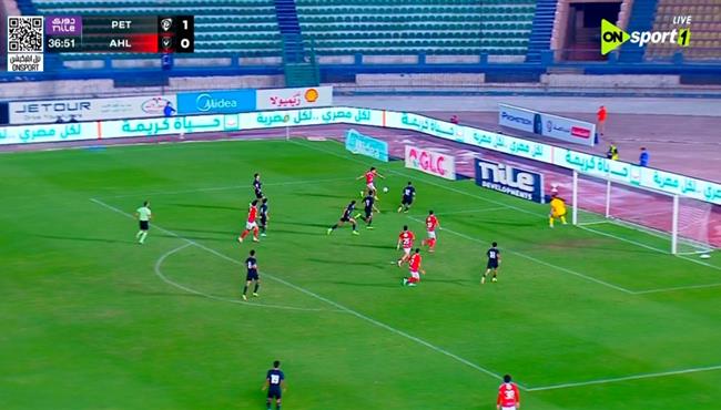 بعد تمريرة رائع من بن رمضان بن شرقي يهرد فرصة هدف للاهلي امام بتروجيت