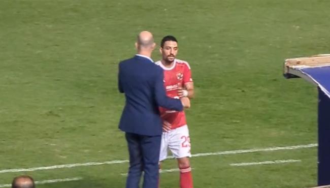 طاهر محمد طاهر يتلقي تحيه توروب والجماهير لحظة خروجه في مباراة بتروجيت