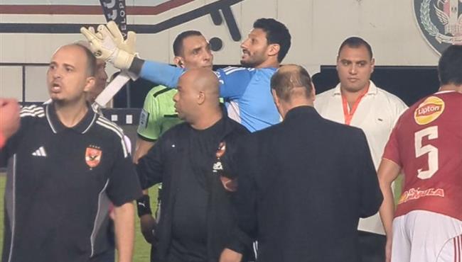 اعترضات لاعبي الاهلي ووليد صلاح الدين علي الحكم بعد نهاية مباراة بتروجيت