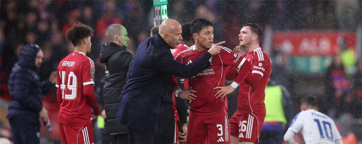 سلوت مع لاعبي ليفربول