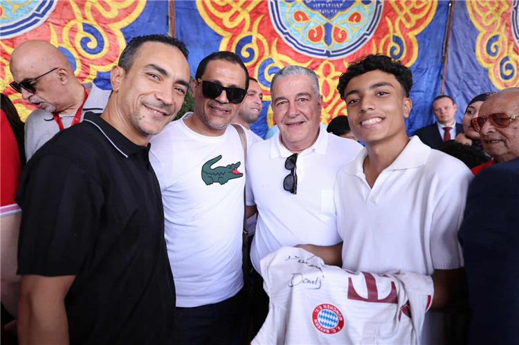 ياسين منصور مع الاعضاء