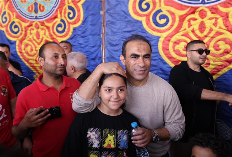 سيد عبد الحفيظ مع الاعضاء في انتخابات الاهلي