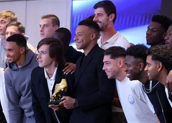 مبابي يتسلم جائزة الحذاء الذهبي كأفضل هداف في أوروبا 2025