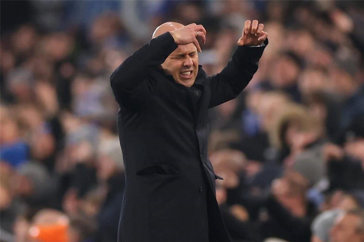 أثار غضب سلوت.. حكم مباراة ليفربول وأستون فيلا في الدوري الإنجليزي