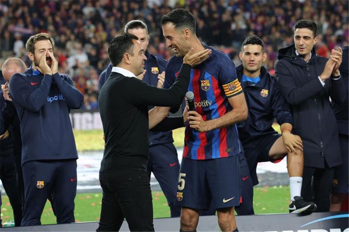 تشافي يكشف عن اللاعب المثالي في برشلونة.. ويصرح: لويس إنريكي مهووس