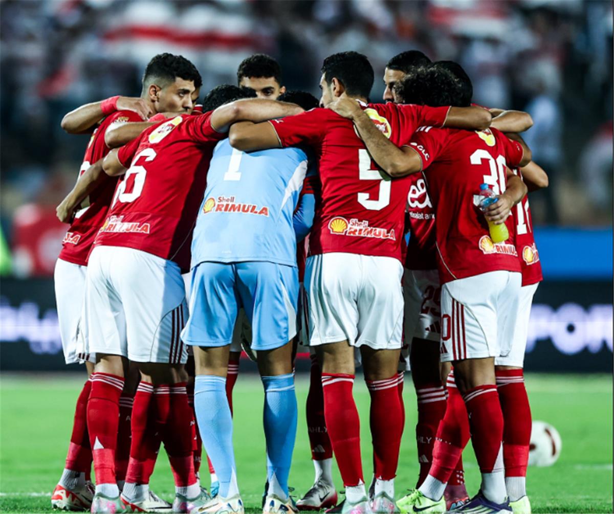 لاعب الأهلي يغادر مباراة كهرباء الإسماعيلية مصابًا