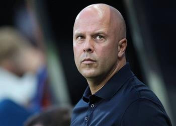 سلوت يبرر هزائم ليفربول المتتالية ويثير الشكوك حول إصابة لاعبه أمام تشيلسي