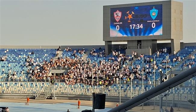 لحظة دخول جماهير الزمالك بعد بداية المباراة امام غزل المحلة في الدوري