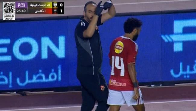 لحظة اصابة حسين الشحات وخروجه في مباراة الاهلي وكهرباء الاسماعلية