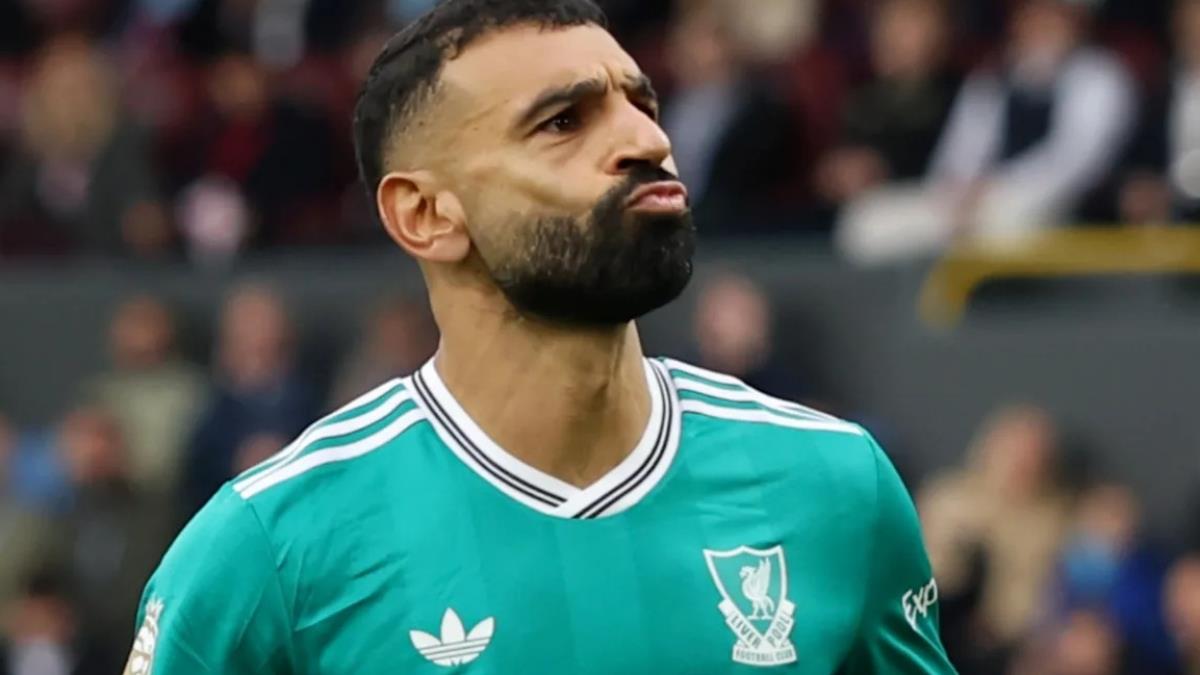 نجم ليفربول السابق مدافعًا عن محمد صلاح: يحاول أن يضحي من أجل الفريق