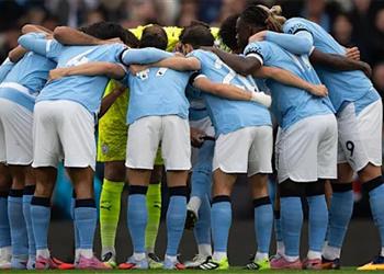 لاعب مانشستر سيتي يغادر مباراة برينتفورد للإصابة