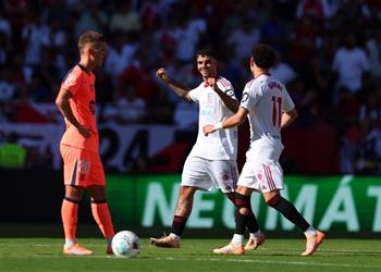 فيديو كارمونا وأدامز يسجلان هدفي إشبيلية الثالث والرابع أمام برشلونة