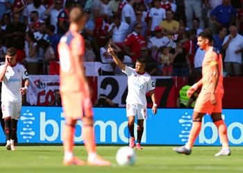 فيديو إشبيلية يسحق برشلونة برباعية ويمنح ريال مدريد هدية ثمينة في الدوري الإسباني