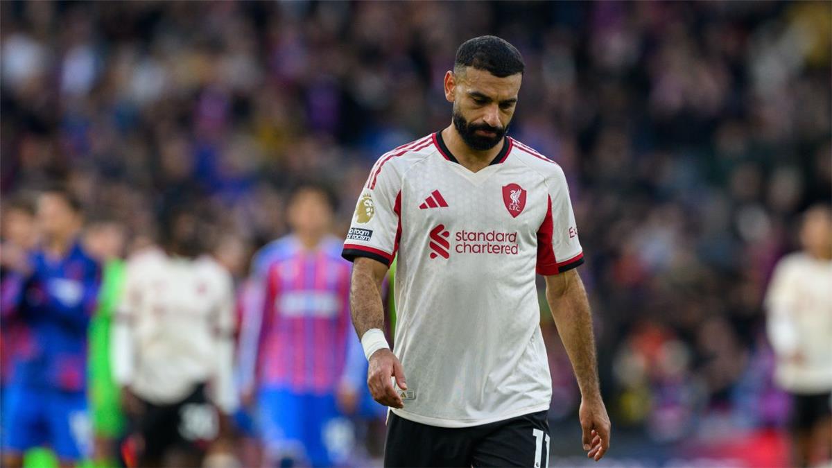 كبير كتاب بي بي سي يدافع عن محمد صلاح: سلوت سيكرر تصرفه معه