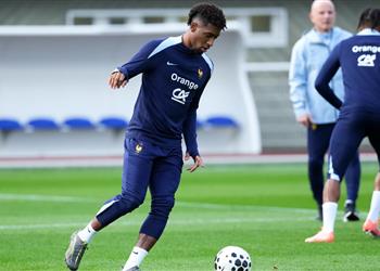 ديشامب يسخر من الدوري السعودي بسؤال لـ كومان