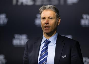 فان باستن عن إقامة مباراة برشلونة وفياريال في أمريكا أي كوميديا هذه