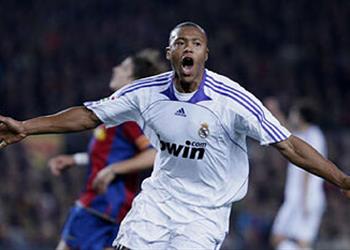 لاعب ريال مدريد السابق لون بشرتي سبب ابتعادي عن التدريب