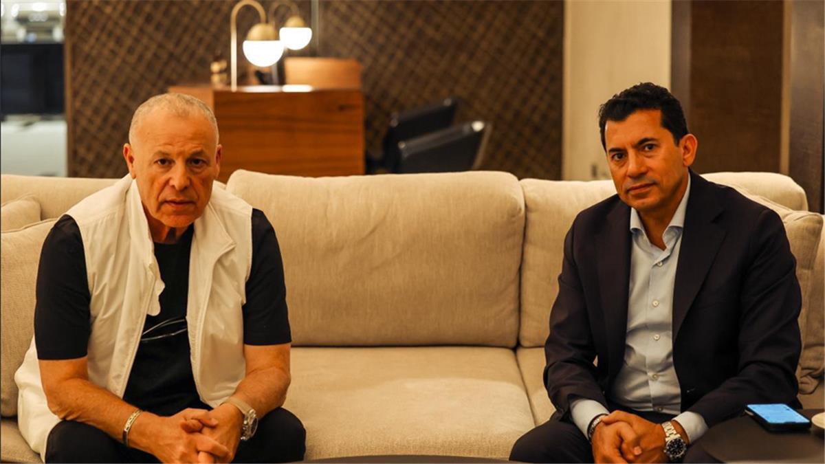 وزير الرياضة وهاني أبو ريدة يجتمعان بمنتخب مصر في معسكر الإمارات