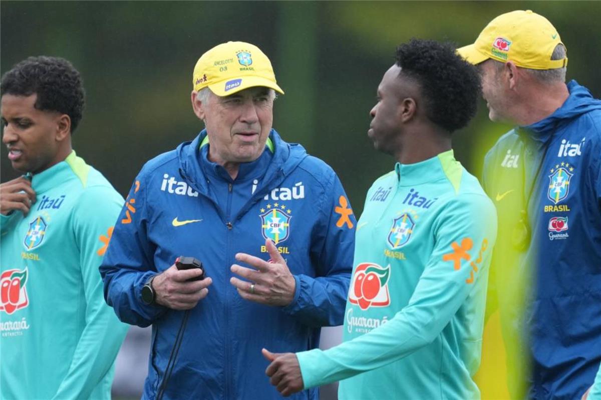 فينيسيوس جونيور يكشف طموح أنشيلوتي: الفوز بكأس العالم لإسعاد البرازيليين