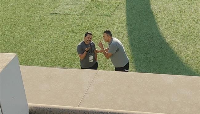 وصلة هزار بين عصام الحضري واحمد حسن قبل مباراة مصر والجزائر