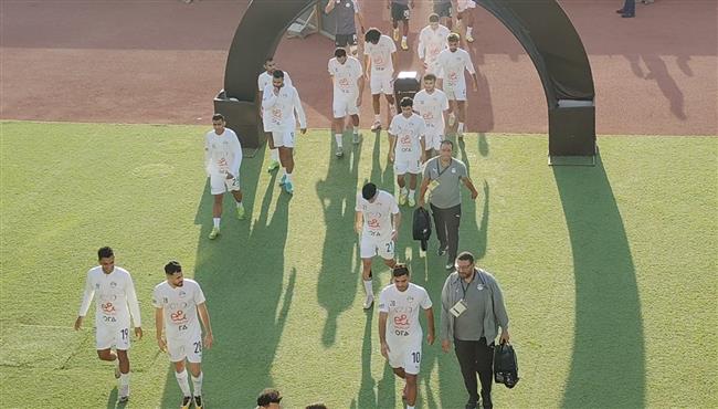 الجماهير المصرية تنادي علي اللاعبين وتحييهم قبل مباراة الجزائر الودية