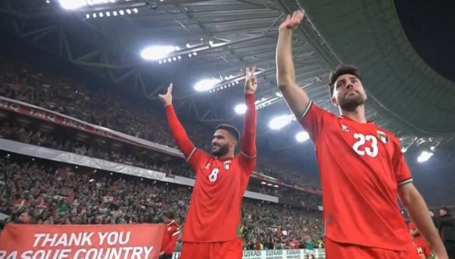 حامد حمدان يهدي قميصه للجماهير ويتلقي تحية كبيرة بعد مباراة فلسطين ومنتخب الباسك