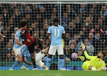 فيديو بعد خطأ دوناروما أدامز يسجل هدف بورنموث الأول أمام مانشستر سيتي