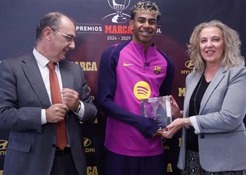 لامين يامال بعد فوزه بجائزة جديدة الموسم الحالي سأحصل على كل شيء