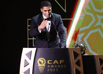إنريكي يمازح حكيمي بعد فوزه بجائزة أفضل لاعب إفريقي 2025