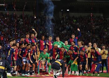 زوجة لاعب برشلونة ترفض اتهامه بالتمرد على هانز فليك