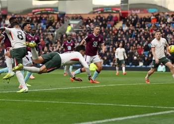 فيديو تشيلسي يصعد لوصافة جدول الدوري الإنجليزي مؤقتا بثنائية في شباك بيرنلي