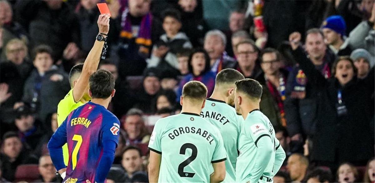 طرد لاعب بلباو أمام برشلونة