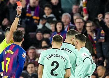 موندو ديبورتيفو تكشف حديث الفار في طرد لاعب أتلتيك بلباو أمام برشلونة