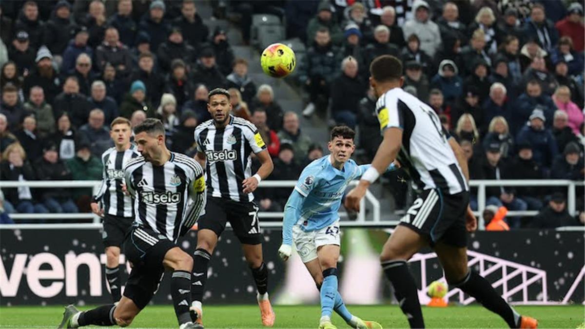 فودين أمام لاعبي نيوكاسل