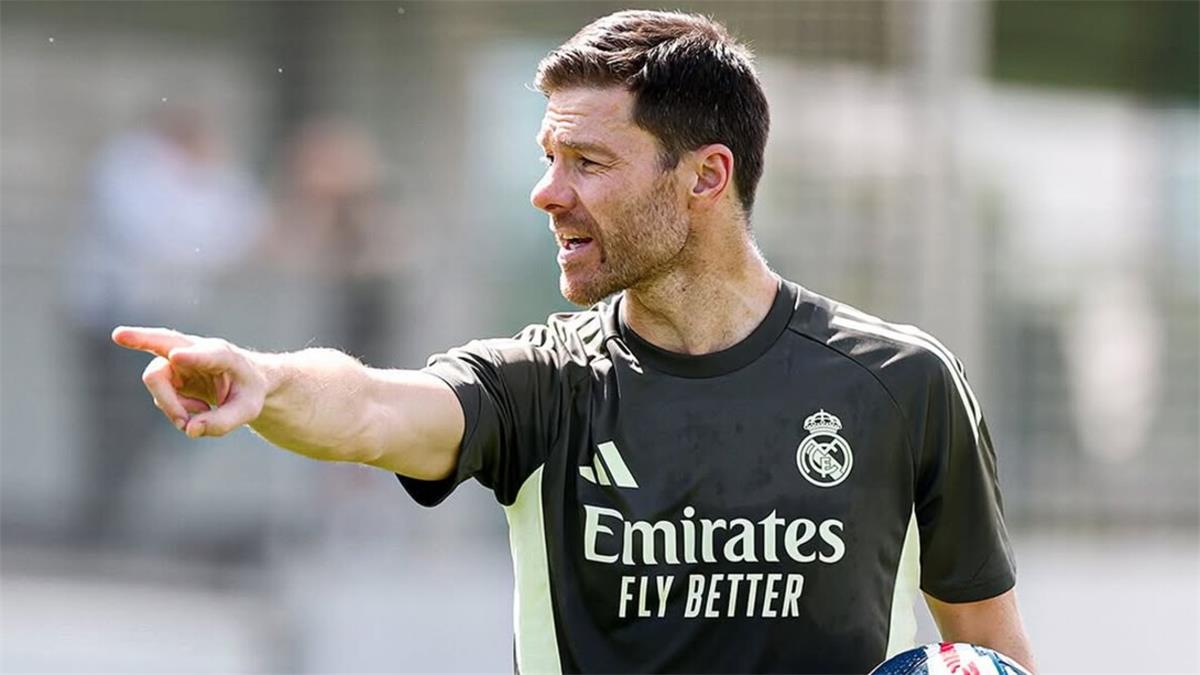 فلورنتينو بيريز يشيد بمودريتش وأنشيلوتي ويؤكد: تشابي ألونسو يجسد قيم ريال مدريد