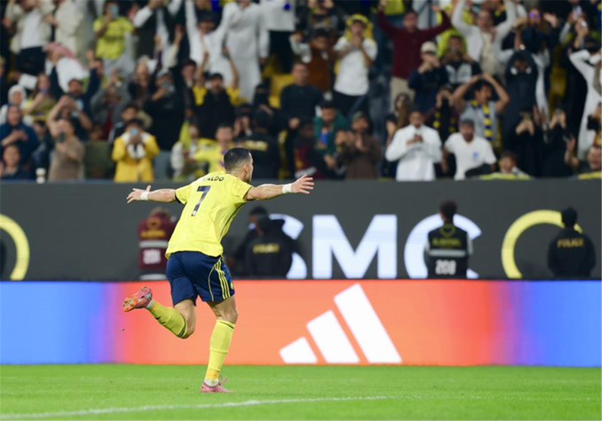فيديو | رونالدو يسجل "هدف عالمي" والنصر يمطر شباك الخليج برباعية ويواصل صدارته للدوري السعودي